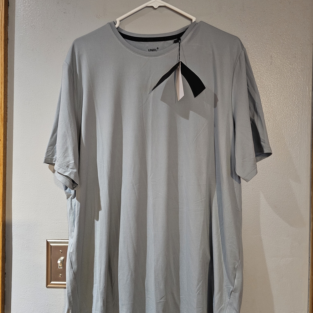 Uniqlo Men's Soft Gray Short Sleeve Shirt